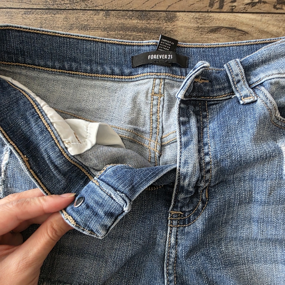 * Forever 21 Light Blue Distressed Denim Shorts Y2k Casual Beach Ready 27 - Picture 2 of 4